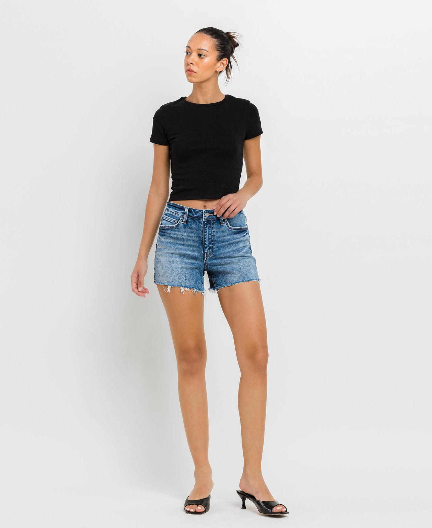 HIGH RISE RAW HEM DENIM SHORTS
T6367