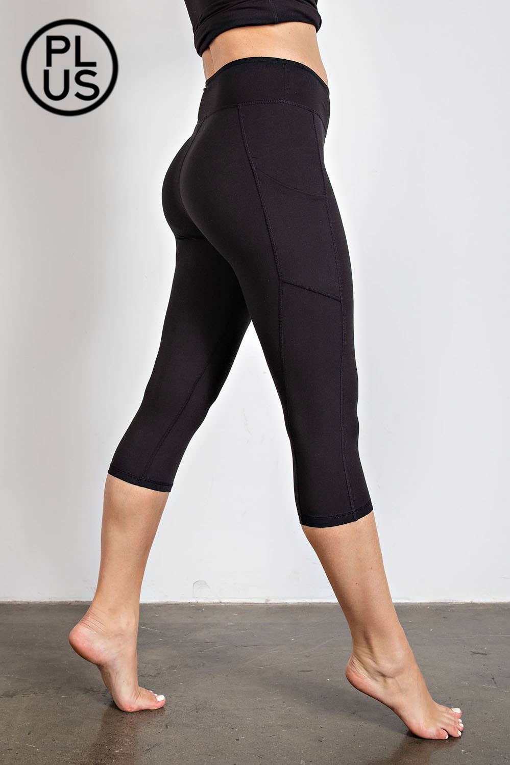 PLUS SIZE CAPRI LENGTH YOGA LEGGINGS WITH POCKETS