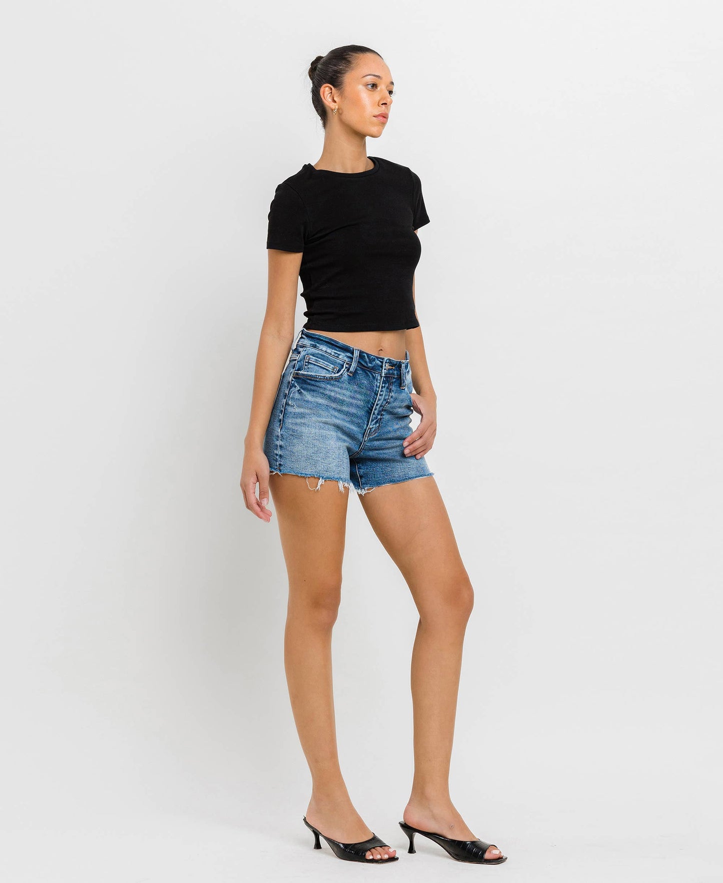 HIGH RISE RAW HEM DENIM SHORTS
T6367