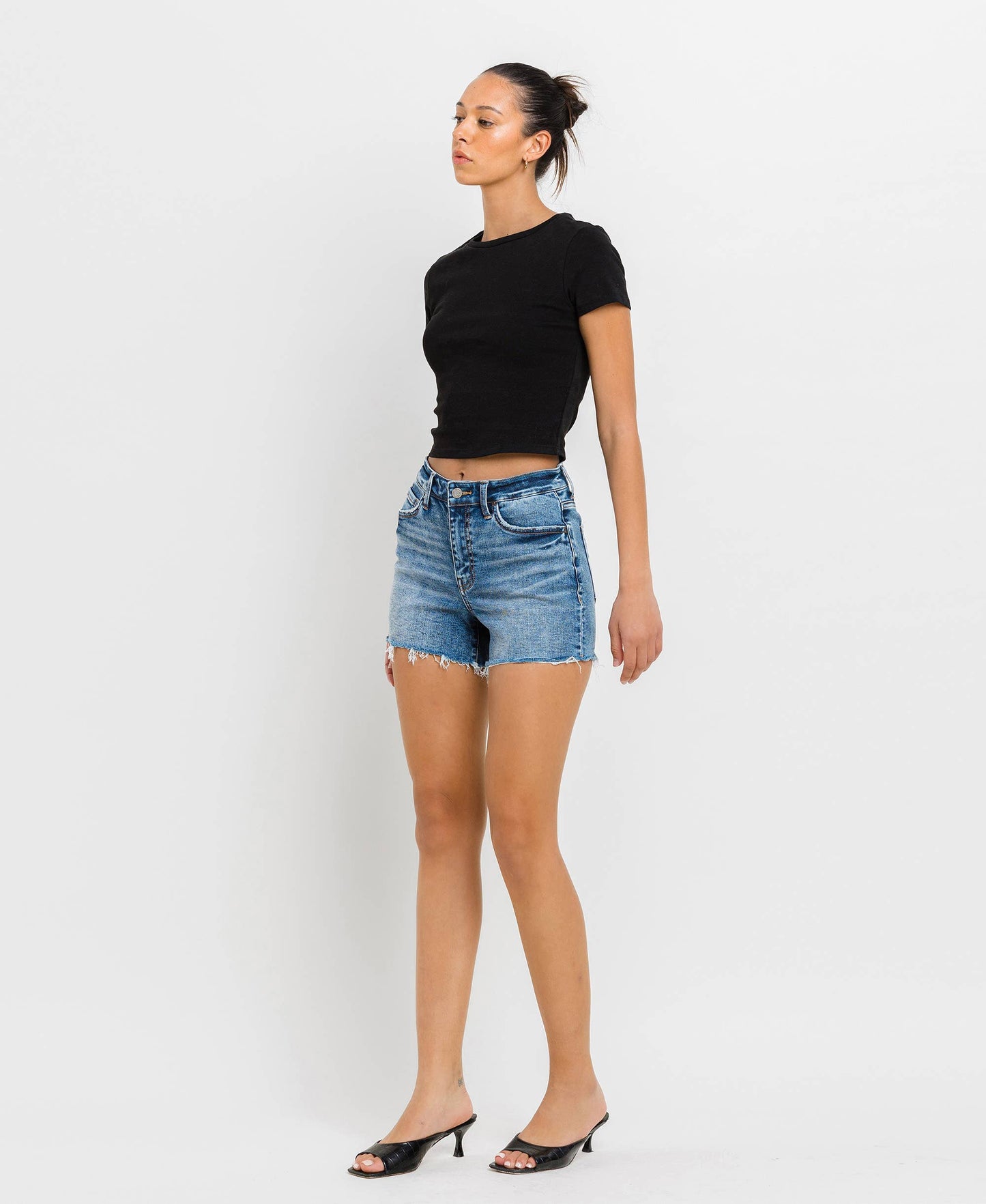 HIGH RISE RAW HEM DENIM SHORTS
T6367