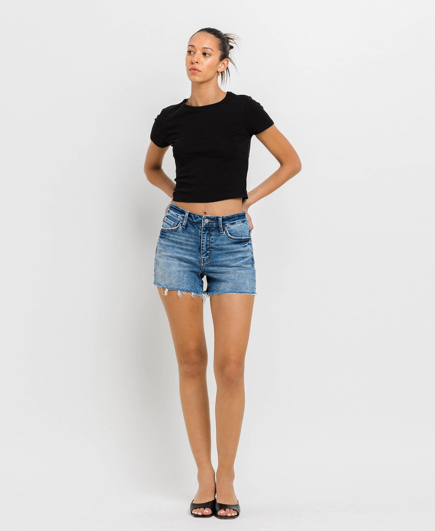 HIGH RISE RAW HEM DENIM SHORTS
T6367