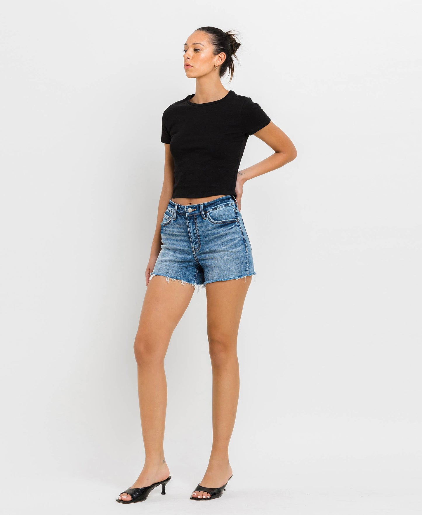 HIGH RISE RAW HEM DENIM SHORTS
T6367
