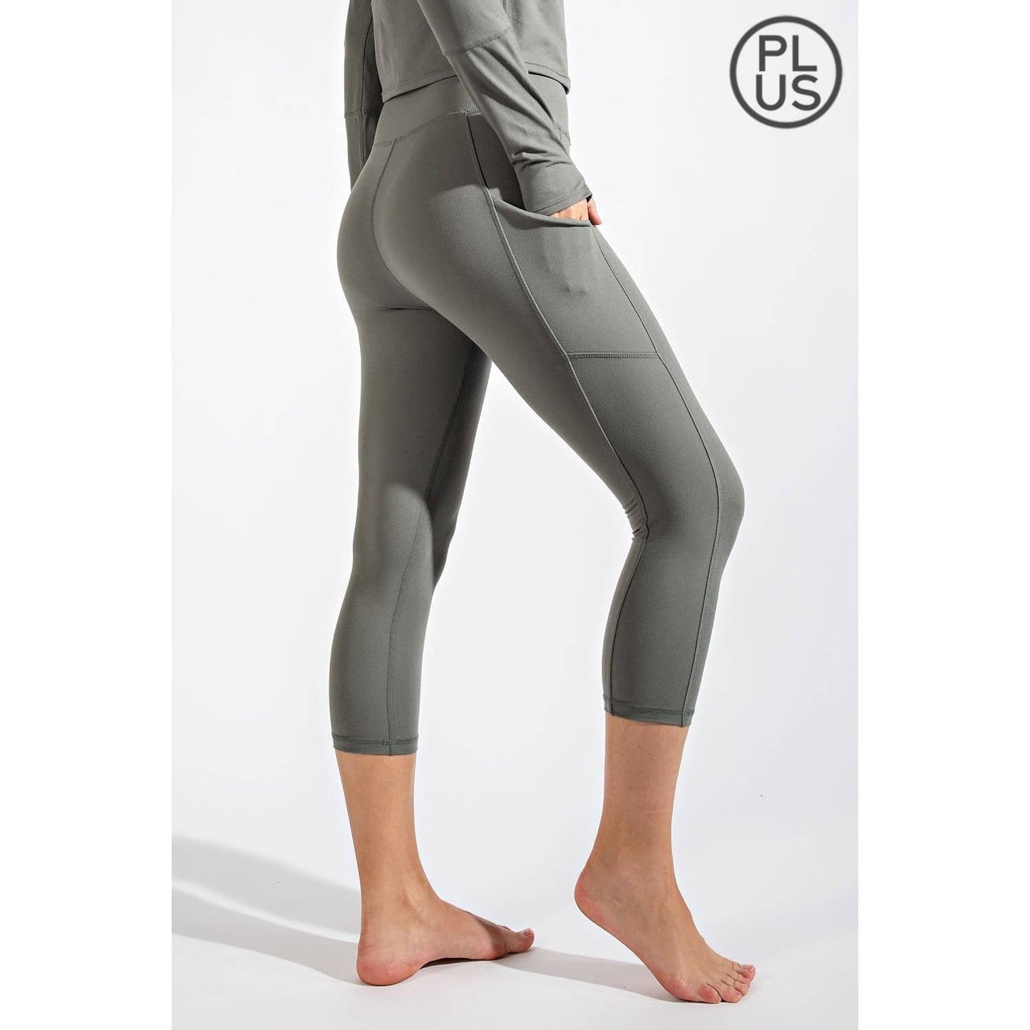 PLUS SIZE CAPRI LENGTH YOGA LEGGINGS WITH POCKETS