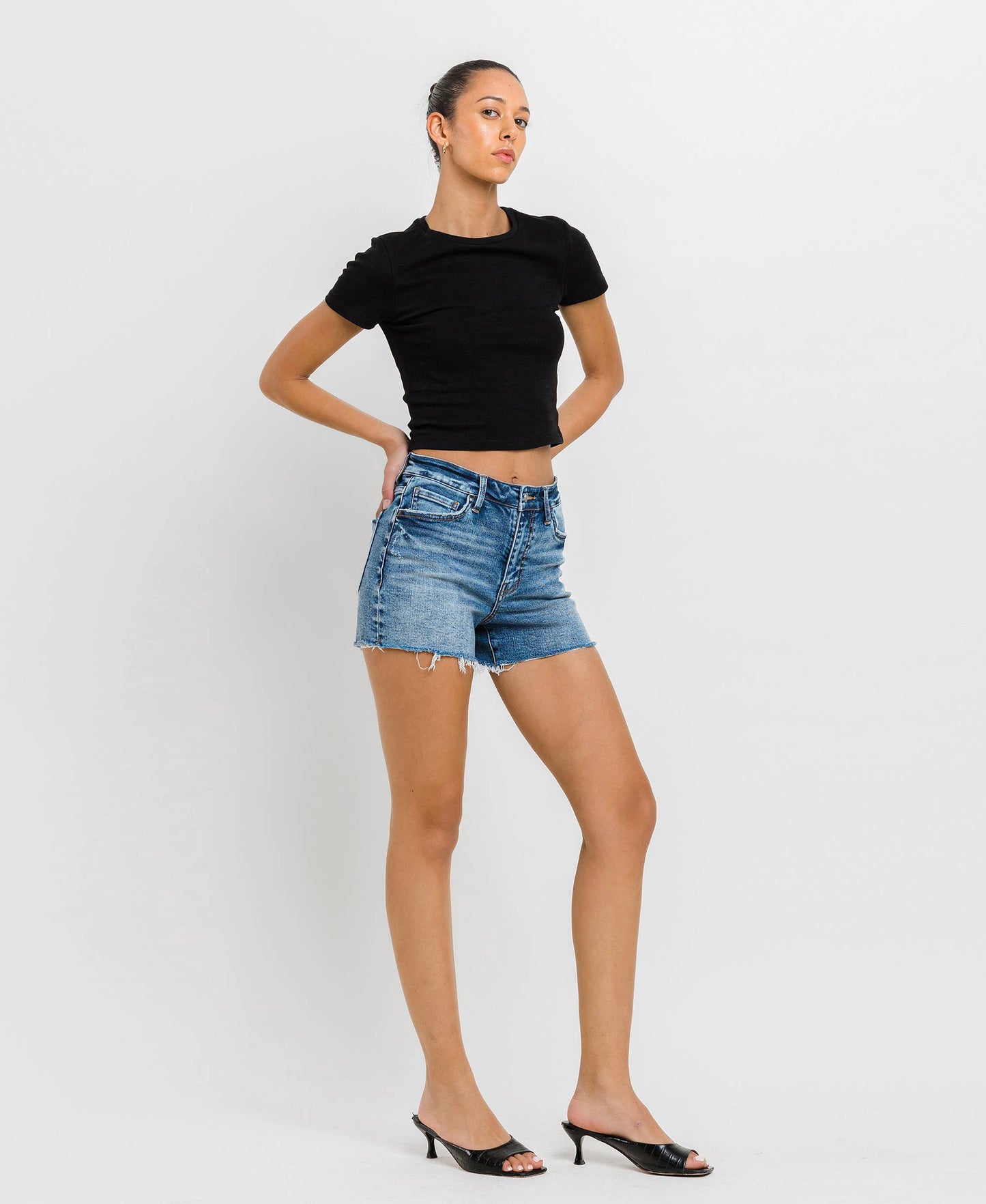 HIGH RISE RAW HEM DENIM SHORTS
T6367