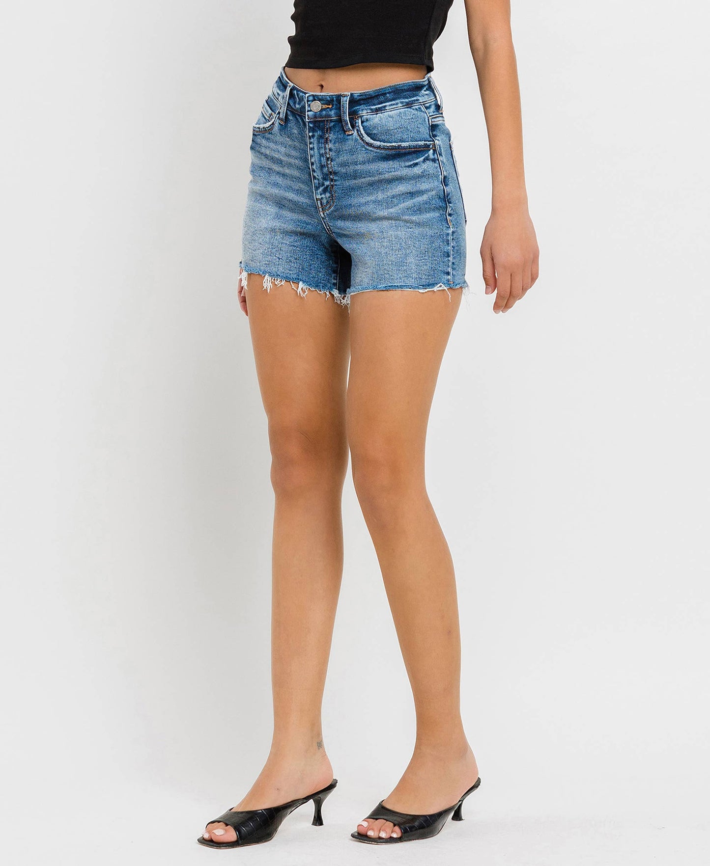 HIGH RISE RAW HEM DENIM SHORTS
T6367